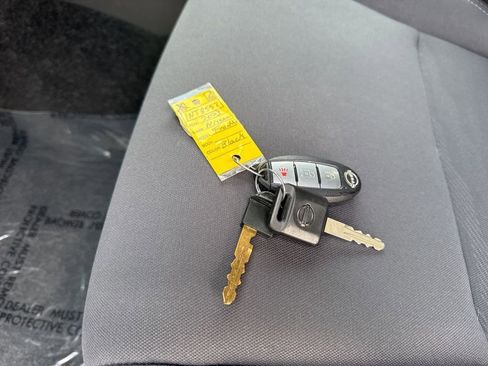 Used 2023 Nissan Frontier SV image 33