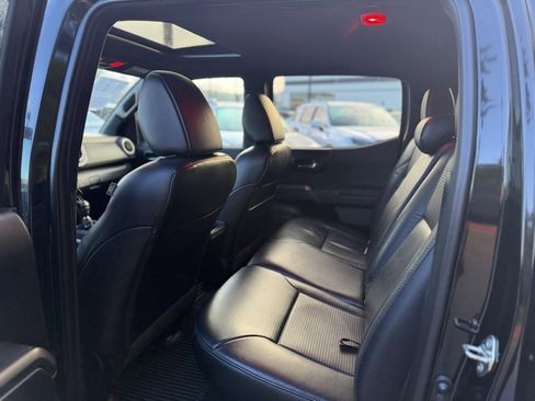 Used 2019 Toyota Tacoma TRD Off-Road image 19