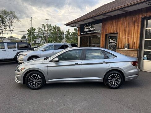 Used 2019 Volkswagen Jetta SE FWD image 2