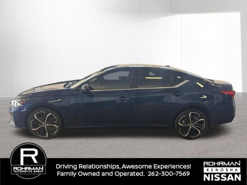 Used 2023 Nissan Altima 2.5 SR w/ SR Premium Package AWD/4WD image 2