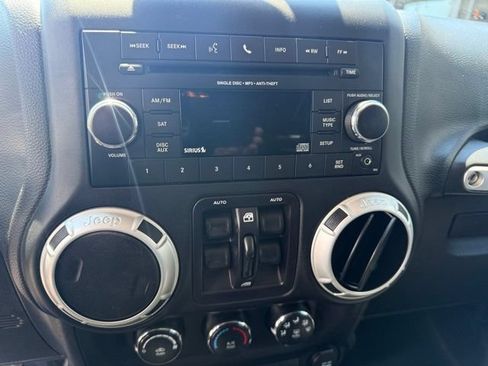 Used 2018 Jeep Wrangler Unlimited Sahara w/ Connectivity Group AWD/4WD image 20