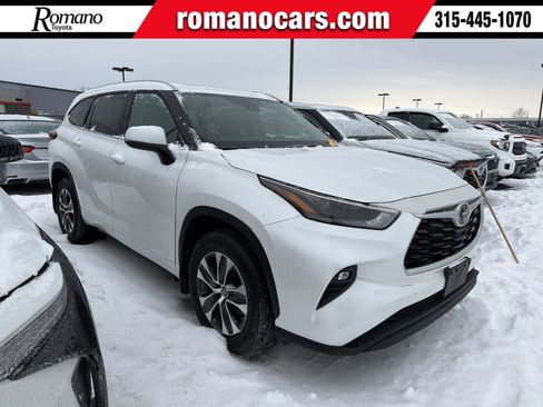 Used 2023 Toyota Highlander XLE image 1
