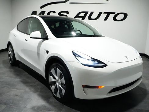 Used 2021 Tesla Model Y Long Range image 8