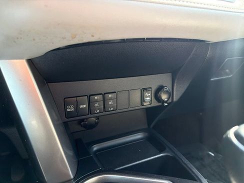 Used 2018 Toyota RAV4 XLE AWD/4WD image 25