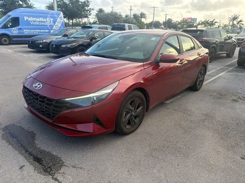 Used 2023 Hyundai Elantra SEL w/ Preferred Accessory Package FWD image 2