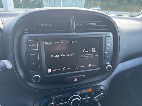 Used 2025 Kia Soul LX w/ LX Technology Package FWD image 18