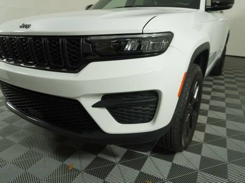 Used 2025 Jeep Grand Cherokee Altitude RWD image 11