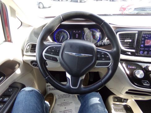 Used 2017 Chrysler Pacifica Touring-L w/ Tire & Wheel Group image 52