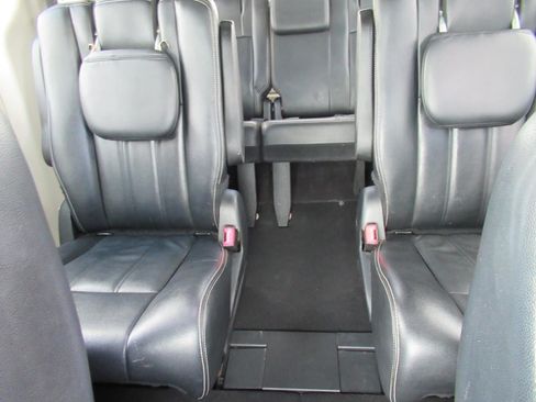 Used 2015 Chrysler Town & Country Touring FWD image 24