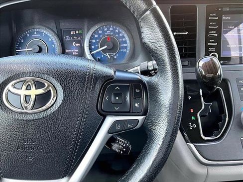 Used 2020 Toyota Sienna XLE FWD image 19