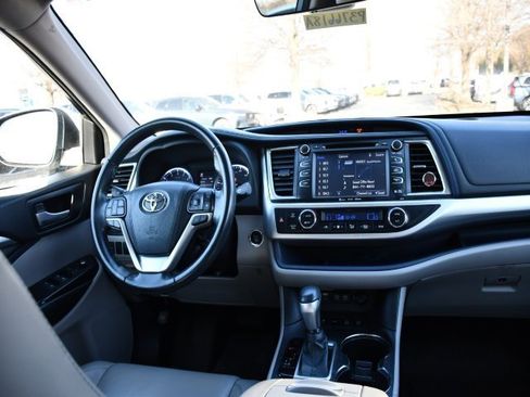Used 2018 Toyota Highlander XLE image 18