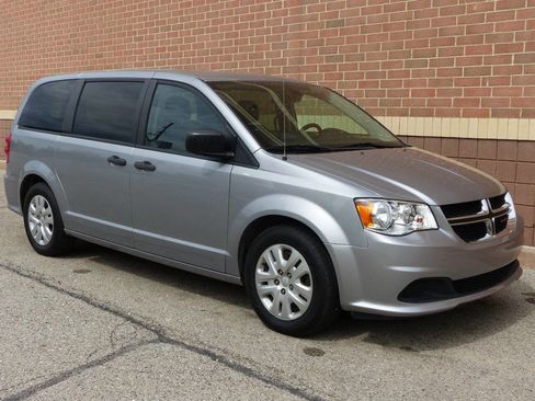 Used 2019 Dodge Grand Caravan SE w/ UConnect Hands-Free Group FWD image 12
