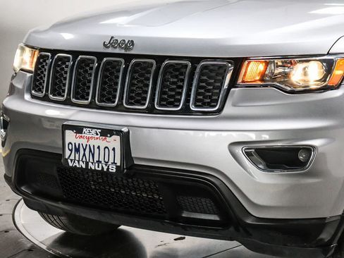 Used 2017 Jeep Grand Cherokee Laredo w/ Quick Order Package 23E AWD/4WD image 8