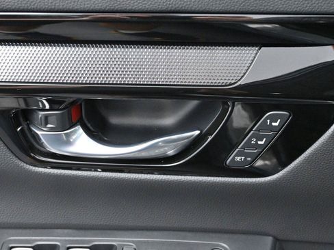 Used 2025 Chrysler Pacifica Select FWD image 9
