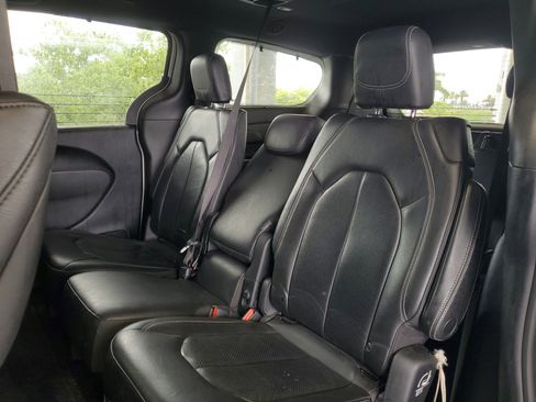 Used 2020 Chrysler Pacifica Touring-L Plus FWD image 8