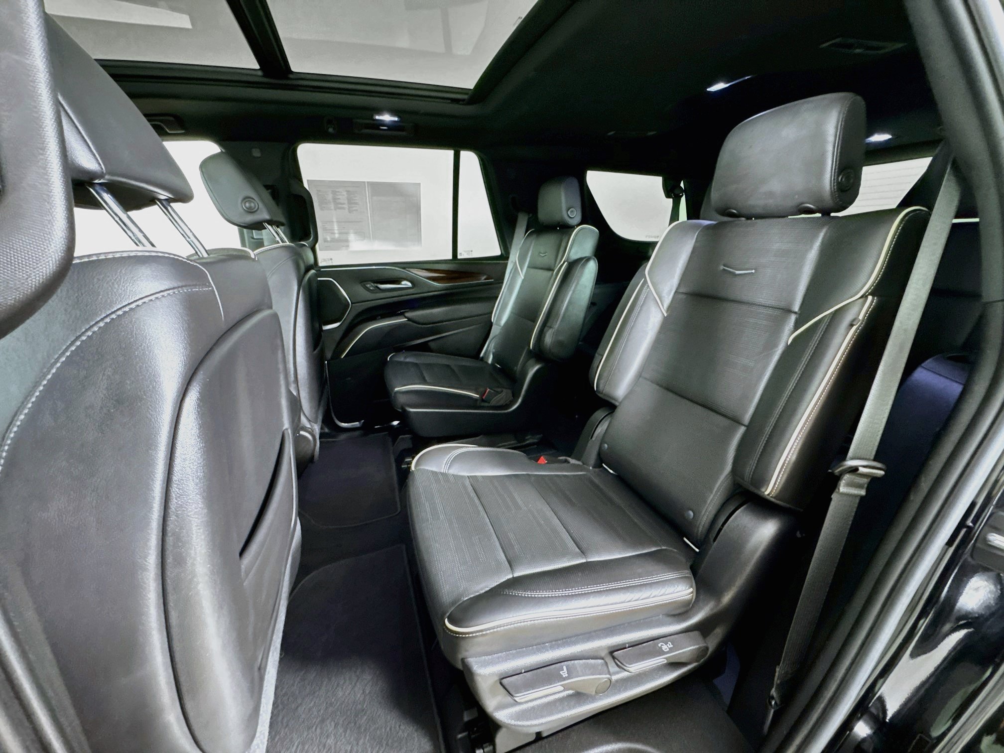 Used 2021 Cadillac Escalade Premium Luxury AWD/4WD image 22