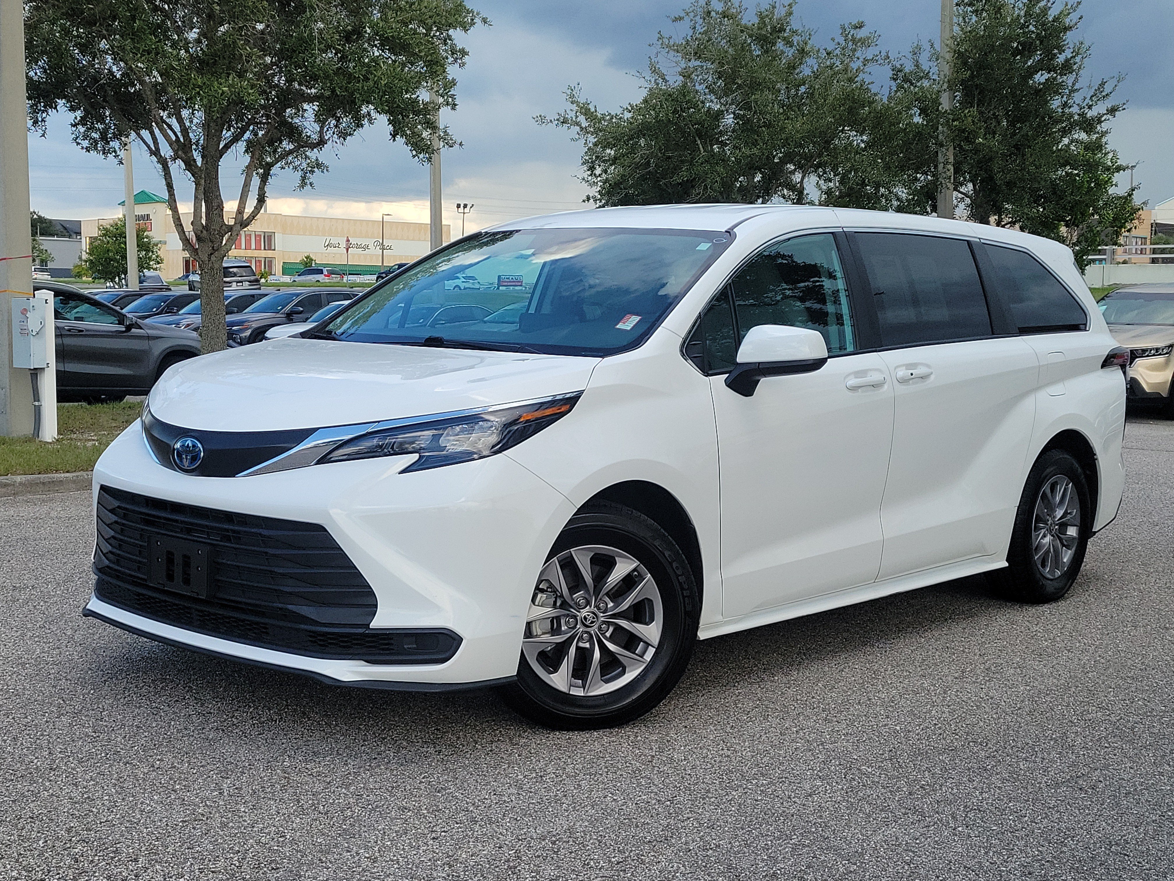 Used 2024 Toyota Sienna LE FWD image 32