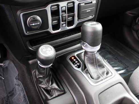 Used 2025 Jeep Wrangler Unlimited Sahara AWD/4WD image 29