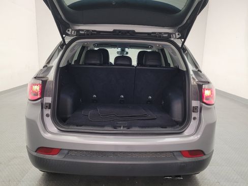 Used 2018 Jeep Compass Latitude FWD image 29