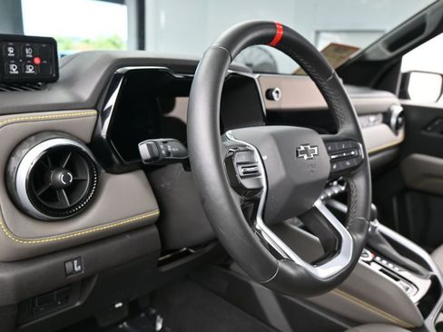 Used 2025 Chevrolet Colorado ZR2 w/ Technology Package AWD/4WD image 16