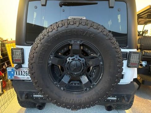 Used 2017 Jeep Wrangler Unlimited Sahara w/ Connectivity Group AWD/4WD image 6