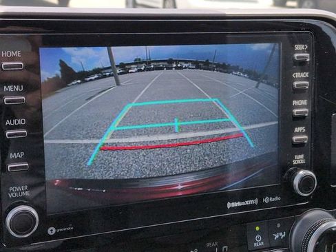 Used 2022 Toyota Highlander XLE FWD image 21