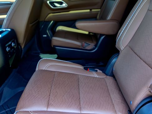 Used 2024 Chevrolet Suburban High Country RWD image 24
