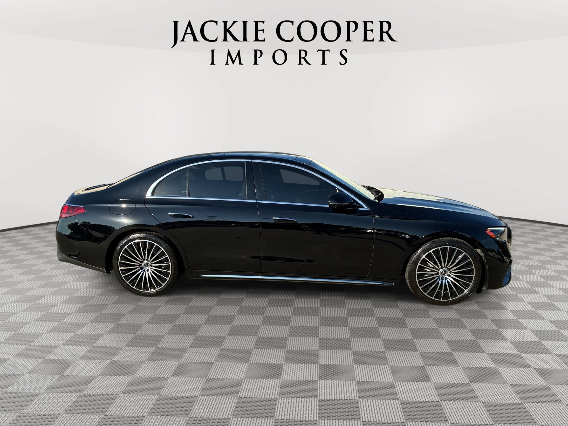 Used 2024 Mercedes-Benz E 350 4MATIC Sedan image 4
