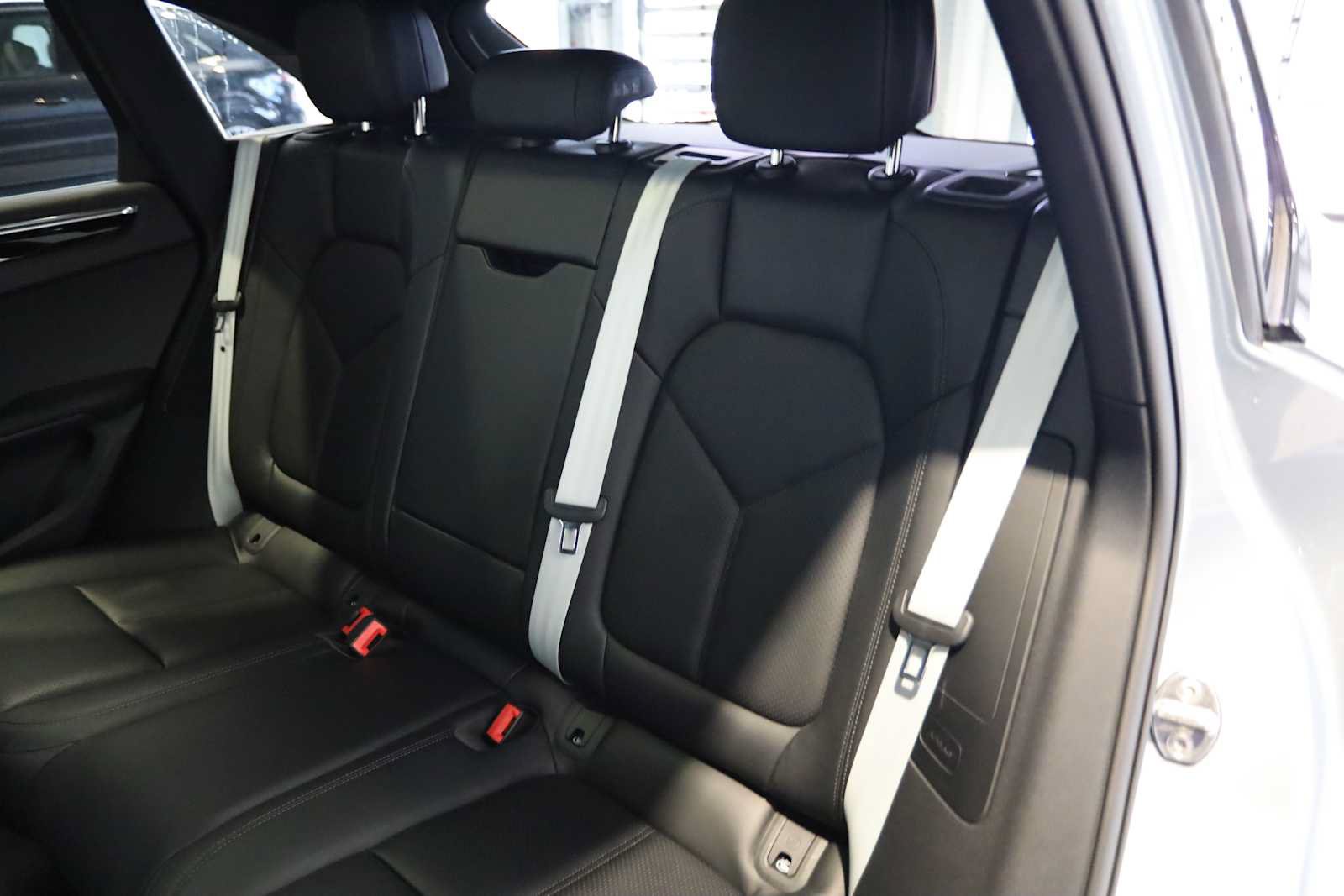 Used 2025 Porsche Macan AWD/4WD image 19