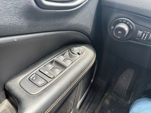 Used 2018 Jeep Compass Latitude w/ Cold Weather Group FWD image 20