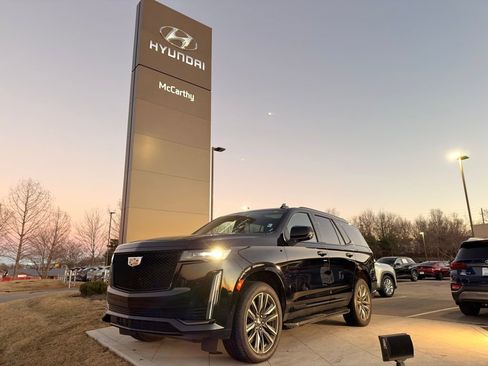 Used 2023 Cadillac Escalade Sport image 1