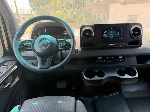 Used 2019 Mercedes-Benz Sprinter 2500 image 18