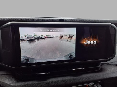 Used 2025 Jeep Gladiator Sport AWD/4WD image 6