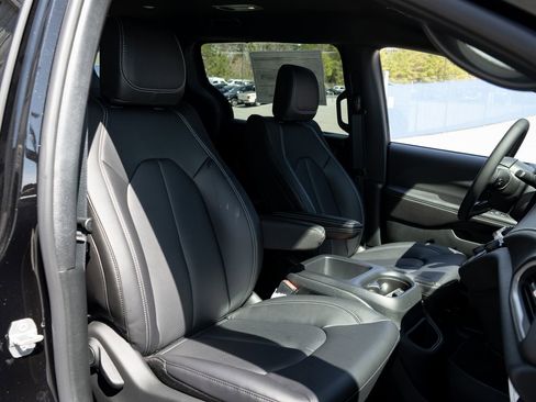 New 2026 Chrysler Pacifica Select image 23