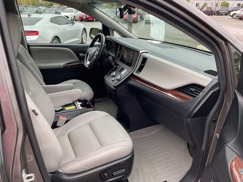 Used 2015 Toyota Sienna AWD image 50
