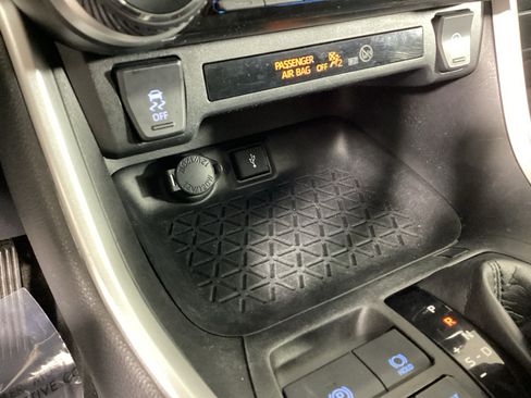 Used 2020 Toyota RAV4 XLE w/ Convenience Package AWD/4WD image 27