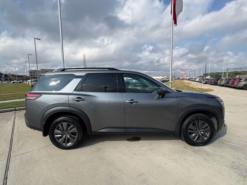 Used 2024 Nissan Pathfinder SV image 9