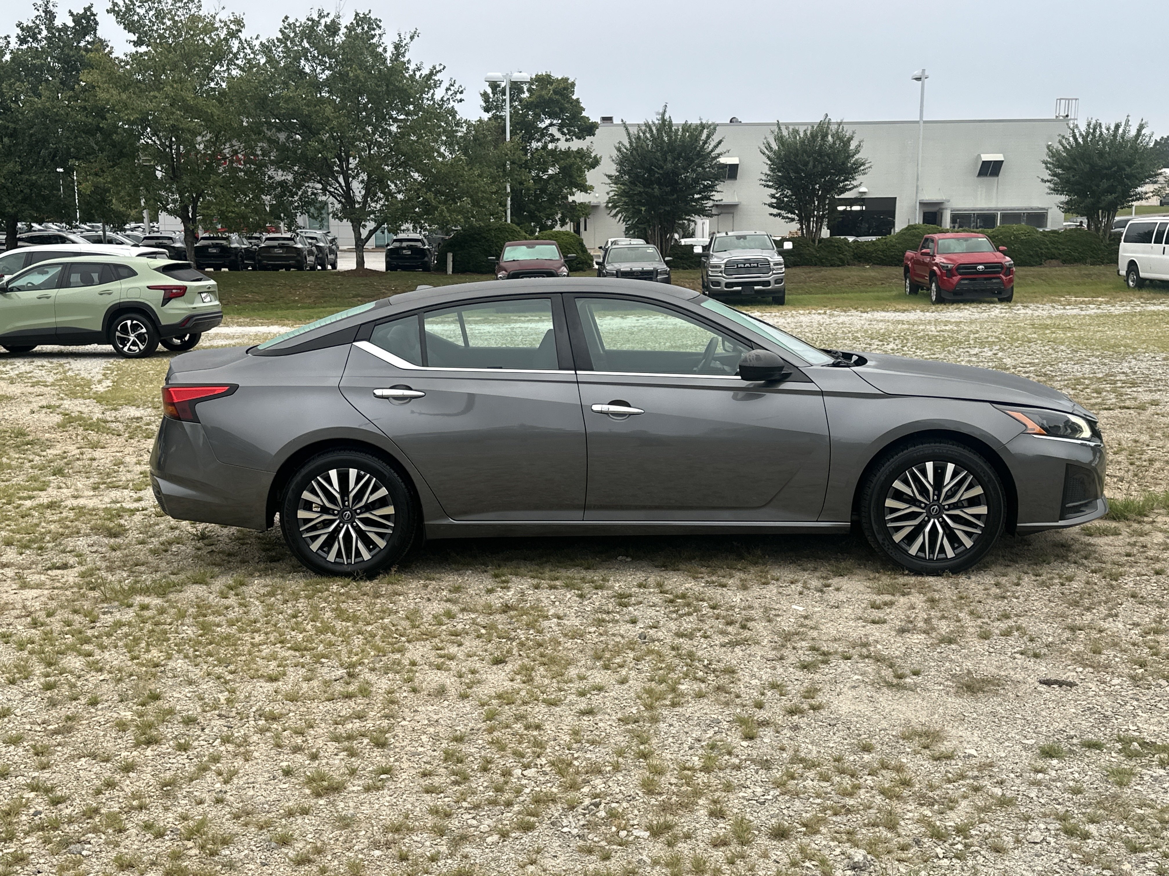 Used 2024 Nissan Altima 2.5 SV FWD image 4