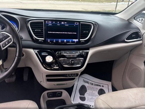 Used 2021 Chrysler Pacifica Touring-L image 13