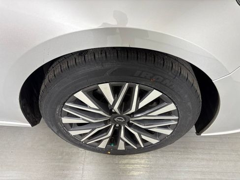Used 2024 Nissan Altima 2.5 SV FWD image 11