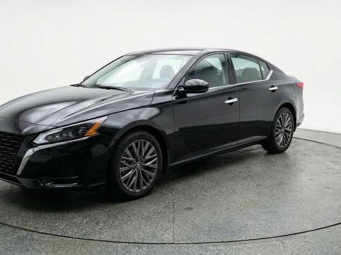 Used 2025 Nissan Altima 2.5 SV image 3