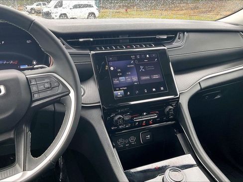 Used 2023 Jeep Grand Cherokee L Laredo image 6