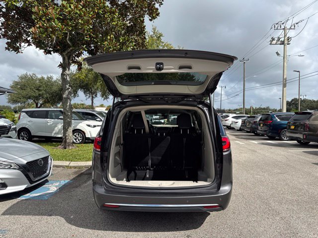 Used 2023 Chrysler Pacifica Touring-L FWD image 17