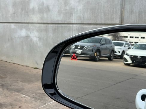 Used 2025 Genesis G70 2.5T image 20