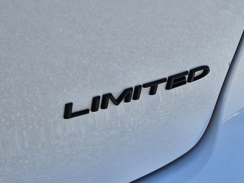 Used 2025 Chrysler Pacifica Limited FWD image 16