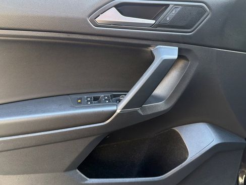 Used 2020 Volkswagen Tiguan SE w/ Panoramic Sunroof Package image 10