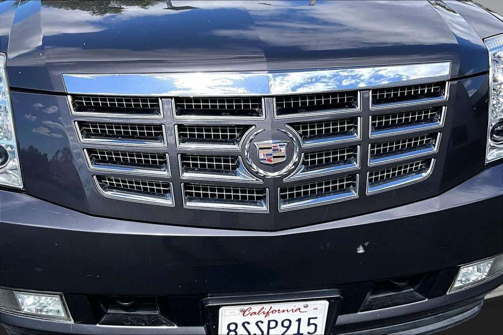 Used 2011 Cadillac Escalade ESV Premium RWD image 30