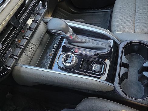 Used 2024 Chevrolet Colorado ZR2 w/ ZR2 Convenience Package III image 25