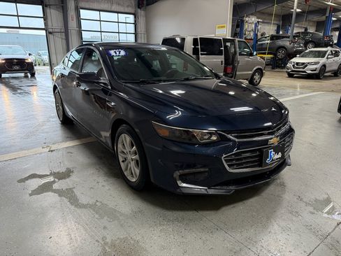 Used 2017 Chevrolet Malibu LT FWD image 4