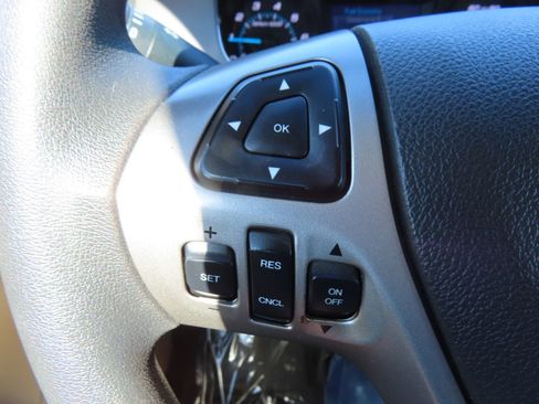 Used 2016 Ford Taurus SE image 18